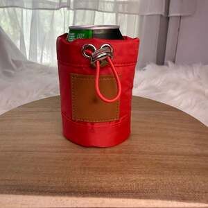 Thirty-One Insulated Can Cooler Short in Coastal Red
